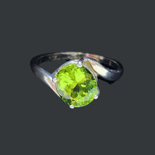 Load image into Gallery viewer, Peridot Silver Ring